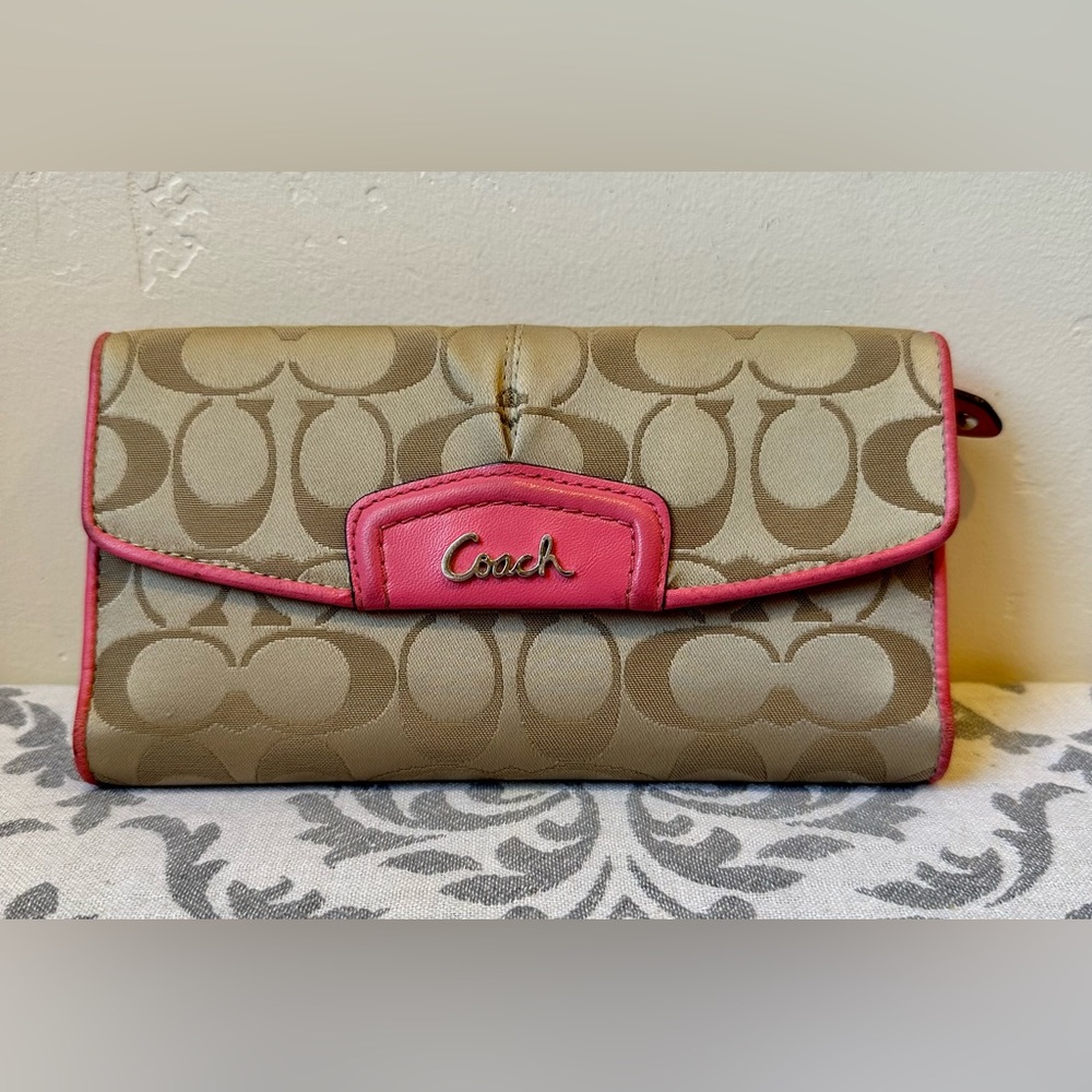 Beautiful Coach Pink & Tan Wallet